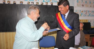 Stire din Politică-Administrație : Fostul senator Gheorghe Dumitrașcu a primit titlul de cetățean de onoare al satului Nisipari