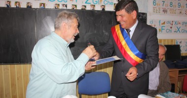 Stire din Politică-Administrație : Fostul senator Gheorghe Dumitrașcu, cetățean de onoare al satului Nisipari
