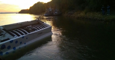 GALERIE FOTO / ACCIDENT STUPID. Tir căzut în Dunăre pentru că nu a fost ancorat - 8