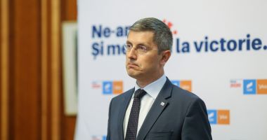 Stire din Politică-Administrație : Ziua moţiunii / Dan Barna către Florin Cîţu: "După 30 de ani aţi fi putut fi Superman, dar aţi ales să fiţi un oarecare banal Florin Cîţu"