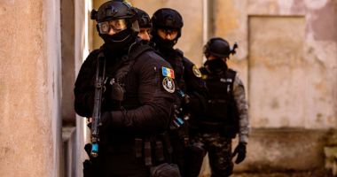 Stire din Eveniment : Percheziții de amploare la Constanța, într-un dosar de proxenetism. Zece persoane au fost duse la audieri