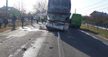 Accident grav, cu un autocar, două autocamioane și un autoturism