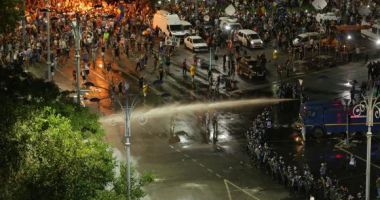 GALERIE FOTO / Violențe la mitingul diasporei: 452 de răniți. Protestele continuă și astăzi - 4