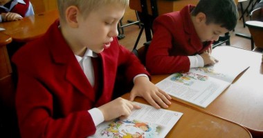 Stire din Cultură-Educație : De astăzi, elevii revin la școală