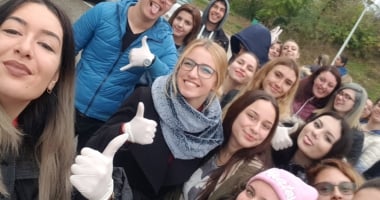 "Noi putem. Voi?" Elevii Liceului "Nicolae Bălcescu" au ieșit la curățenie în curtea școlii - 3