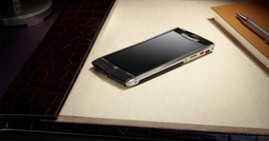 Stire din Tehnologie : Vertu și Bentley, parteneri pentru telefoanele milionarilor