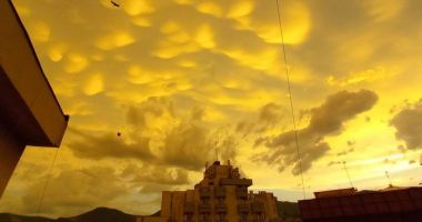 Fenomen meteo rar pe cerul României: Nori mammatus, pe un fundal galben, apocaliptic