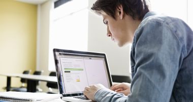 Stire din Social : ANOSR solicită Ministerului Educației și universităților să asigure accesul device-uri cu internet