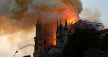 Stire din Tehnologie : Incredibil! Google a catalogat incendiul de la Notre Dame drept știre falsă. Cum a fost posibil