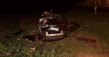 ATENȚIE, IMAGINI ȘOCANTE! TRAGEDIE FEROVIARĂ! AUTOTURISM SPULBERAT DE TREN. BĂRBAT MORT, TĂIAT ȘI DESFIGURAT - 9