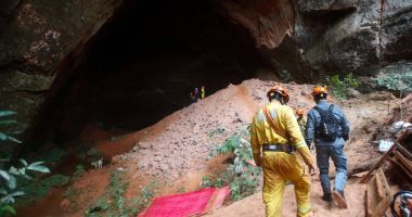 Stire din Actualitate : Nouă pompieri au murit după ce tavanul unei peşteri s-a prăbuşit peste ei