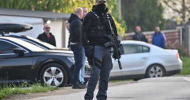 Poliţia sârbă a reţinut trei adolescenţi pentru posesie de arme de foc şi ameninţări cu moartea