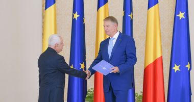 Stire din Politică-Administrație : Noul ministru al Agriculturii, Petre Daea, a fost învestit în funcție