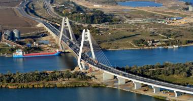 Stire din Economie : Noul pod rutier peste  Canalul Dunăre -  Marea Neagră  intră în exploatare