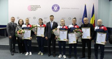 Stire din Sport : Eduard Novak i-a primit pe medaliaţii de la CE de lupte la sediul Ministerului Sportului