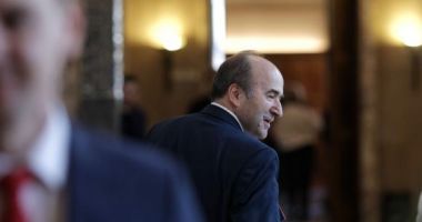 Stire din Politică-Administrație : "Varianta demisiei este mai sigură; voi preda sigiliul și la gară, adică la Iași!"