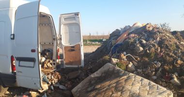 Stire din Social : "Arși" de Poliția Locală, după ce au aruncat gunoaie pe stradă