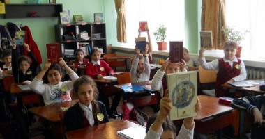 Stire din Cultură-Educație : Nu l-au uitat pe Eminescu