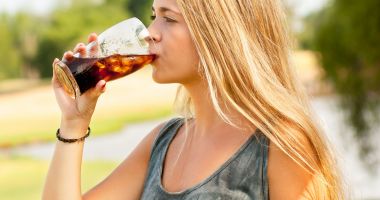 Nu mai consumați băuturi acidulate! Vă puneți sănătatea în pericol