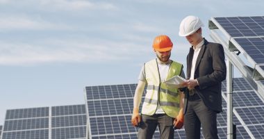 Stire din Economie : Numărul producătorilor de electricitate din surse regenerabile s-a triplat în 2022
