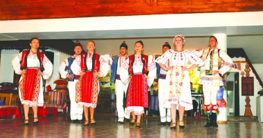 Stire din Diverse : Un spectacol cu miri și lăutari, la restaurantul Nunta Zamfirei