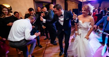 Stire din Eveniment : Patru invitaţi la o nuntă trebuie să plătească despăgubiri mirelui după o glumă care a mers prost