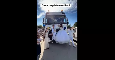 Stire din Actualitate : Imagini revoltătoare la o nuntă cu minori. Doi copii, plimbați agățați pe botul unui TIR