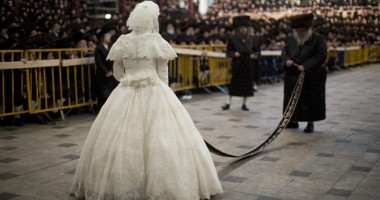 Stire din Actualitate : Nunta la care cei 25.000 de invitați nu au putut vedea fața miresei / Galerie foto