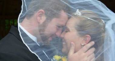 Stire din Monden : CAZ EMOȚIONANT! Se mărită din nou cu propriul soț, deși nu au divorțat