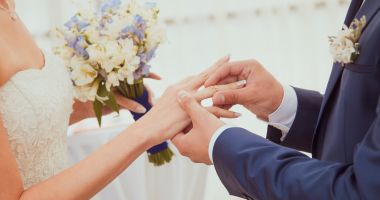 Stire din Actualitate : Un cuplu s-a căsătorit și a divorțat de 12 ori ca să încaseze pensii de urmaș. Prejudiciul este uriaș