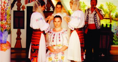 Stire din Diverse : Super-spectacol la Nunta Zamfirei, cu lăutari, pălincă și folcloriste!