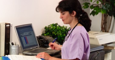 Stire din Sănătate : Cadrele medicale feminine pot comunica online