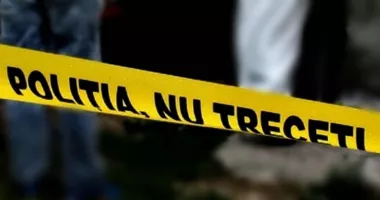 Stire din Eveniment : Șoc! Un bebeluș a fost găsit îngropat în grădina unei case, iar mama susține că fetița s-ar fi născut moartă