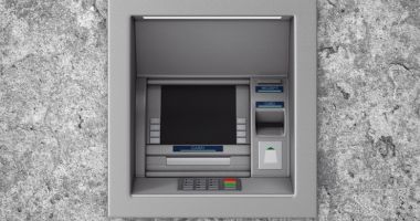Stire din Eveniment : Un bărbat a găsit 7.200 de euro într-un bancomat și a plecat cu ei. Acum are dosar penal