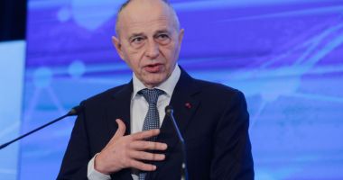 Stire din Politică-Administrație : Mircea Geoană, după ce a votat: "Alegeţi cei mai competenţi oameni pe care îi găsiţi pe liste!"