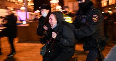 Stire din Actualitate : Sute de ruși care au protestat față de invazia din Ucraina au fost arestați