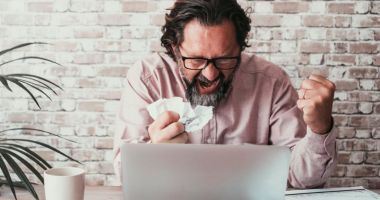 Stire din Eveniment : Înșelăciune online de zeci de mii de euro. Un bărbat a fost păcălit cu o aplicație falsă