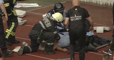 Stire din Eveniment : Suporterul care a lovit un jandarm cu scaunul în cap a fost prins. E acuzat de tentativă de omor