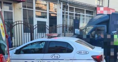 Stire din Eveniment : O autoutilitară a intrat în refugiul unei staţii de autobuz; şoferul a fost găsit inconştient