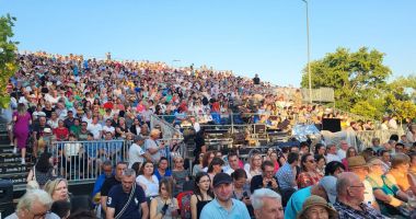 În aceste momente, în piațeta Perla a început Festivalul de Muzică Ușoară "Mamaia" - 2