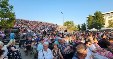 În aceste momente, în piațeta Perla a început Festivalul de Muzică Ușoară "Mamaia" - 3