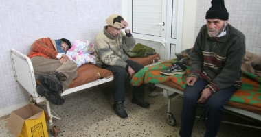 Stire din Social : Când spitalul le devine… casă. Oamenii străzii își caută "cazare" printre medici și asistente