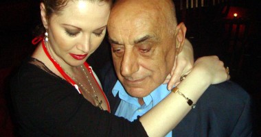 Stire din Monden : Oana Lis: "Ne uităm la filme porno...  Îi dau lui Viorel pastile de potență"
