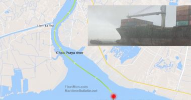 Stire din Actualitate : O barjă s-a scufundat în urma coliziunii cu un portcontainer