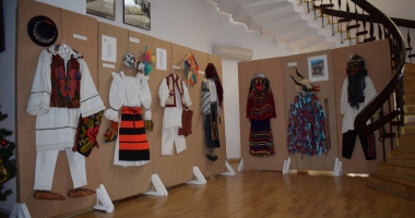 Stire din Cultură-Educație : Obiceiuri de Crăciun și Anul Nou, în expoziția Muzeului de Artă Populară