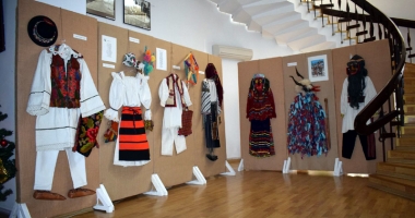 Stire din Cultură-Educație : Obiceiuri și tradiții de Crăciun, în Dobrogea. Cum se organizau colindătorii pe vremuri