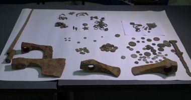 Stire din Cultură-Educație : Descoperire impresionantă România. Monede antice și artefacte vechi, găsite într-o pădure