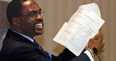 Stire din Sport : Rubin Carter, pugilistul care a petrecut 20 de ani în închisoare nevinovat, a încetat din viață