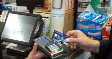 Stire din Economie : Obligați să accepte plata cu cardul, dacă vând de peste 10.000 de euro pe an