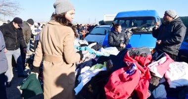 Afaceri de Obor: vânzări de șuruburi și... vibratoare. Oamenii dârdâie de frig pentru 30 de lei - 2